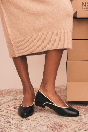 Isla Women's Vegan Apple Leather Pumps | Black